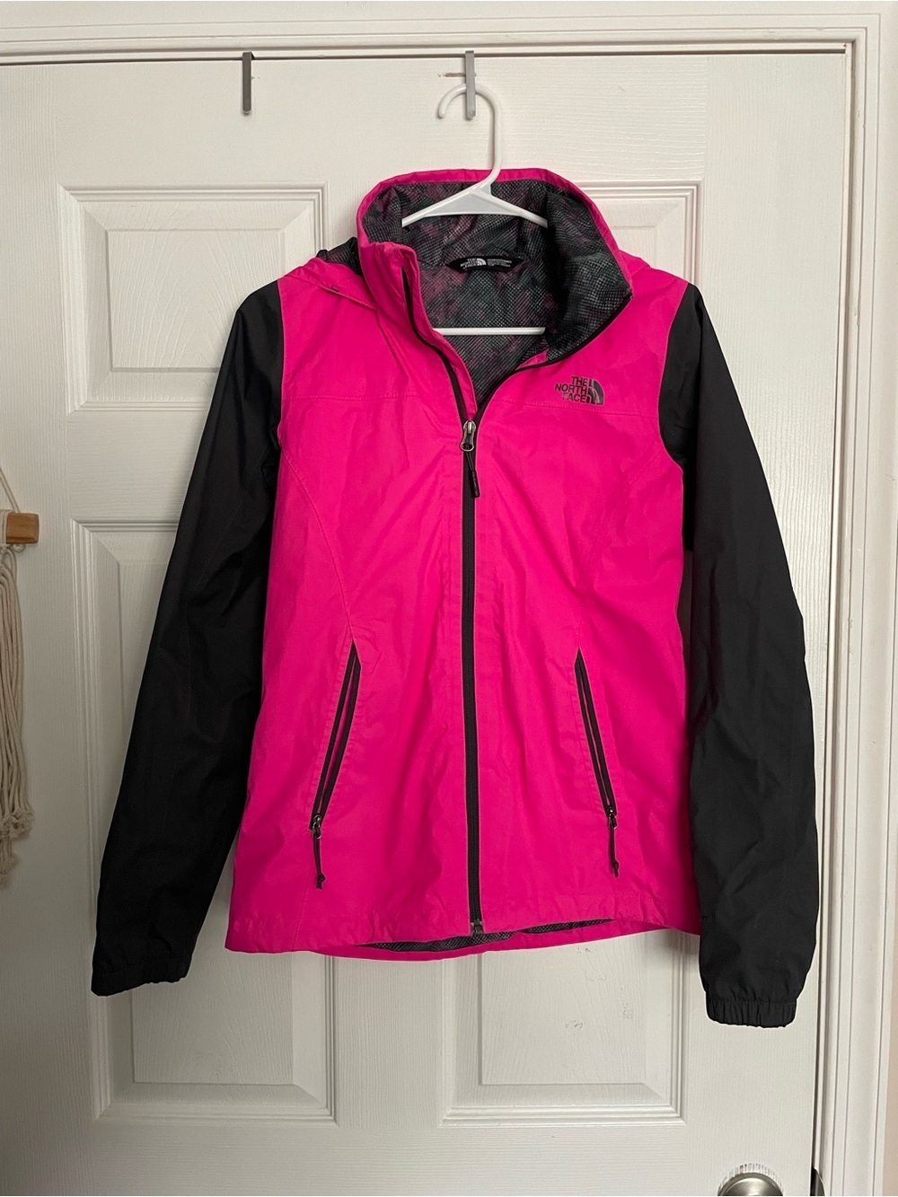 The North Face Women’s size Small Pink and Black Waterproof Jacket Dryvent